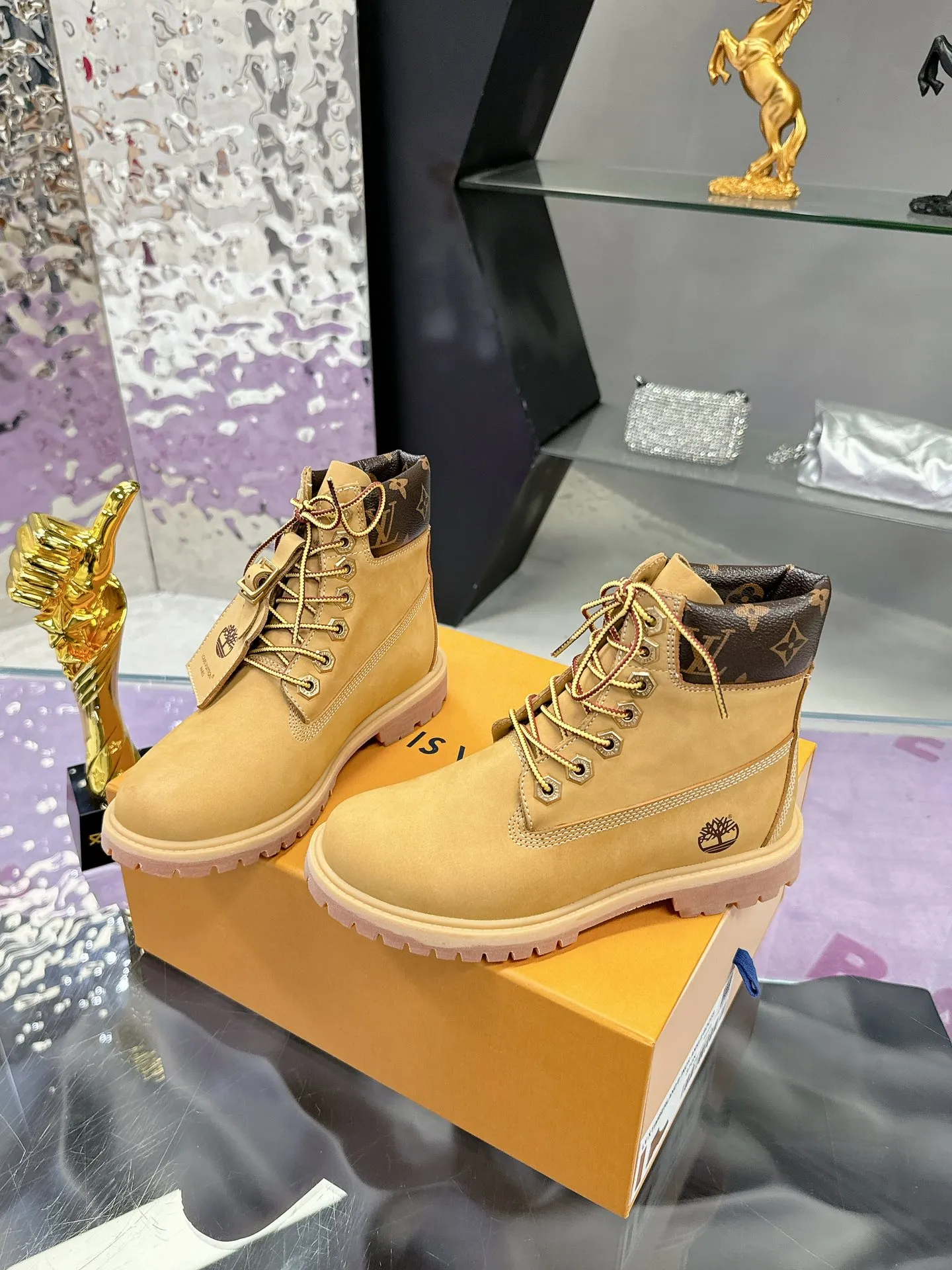 Factory price: 760💰 (Couple model) LV x Timberland Timberland joint model Presbyopia Rhubarb boots Ankle boots Short boots LV x Timberland ankle boots are made of Monogram embossed waterproof nubuck cow leather, relying on the brand's exquisite craftsmanship to carefully reshape the classic Timberland 6-inch boot shape in Italy, making an eye-catching appearance with American workwear style Men's men's shoes 💰Monogram created by harrell Williams The embossed tongue, original Timberland laces and outsole are exquisite details, and the leather label expresses the cooperation logo. Exquisite packaging at the delivery counter🛍📦 ▪️Material: Original custom imported first-layer cowhide ▪️Inner lining: Original custom leather lining ▪️Outsole: Original open-molded anti-slip rubber material ▪️Sole thickness: 3.5CM ▪️Size: Women's 35-40 ▪️Size: Men's size 39-44, customized 45, 46